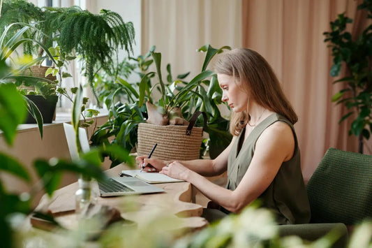 Waarom je hoofd maar niet tot rust komt — en wat je er écht aan kunt doen Lab of Plants